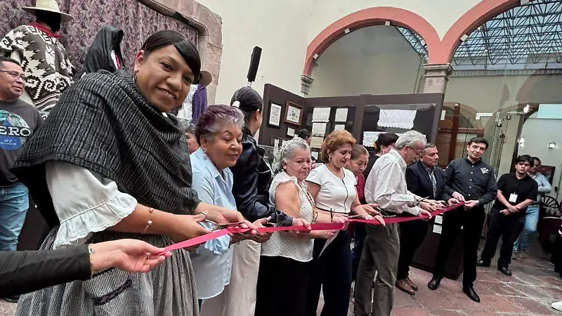 Corte del listón inaugural.